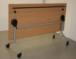 Gebrauchter, klappbarer Besprechungstisch auf Rollen. guenstig